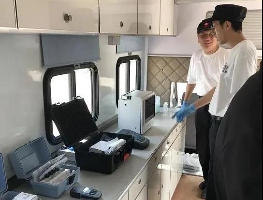 工作人员旁观仪器运作