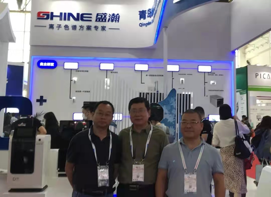 中国仪器仪表行业协会分析仪器分会秘书长曾伟先生（中）光临展位参观领导