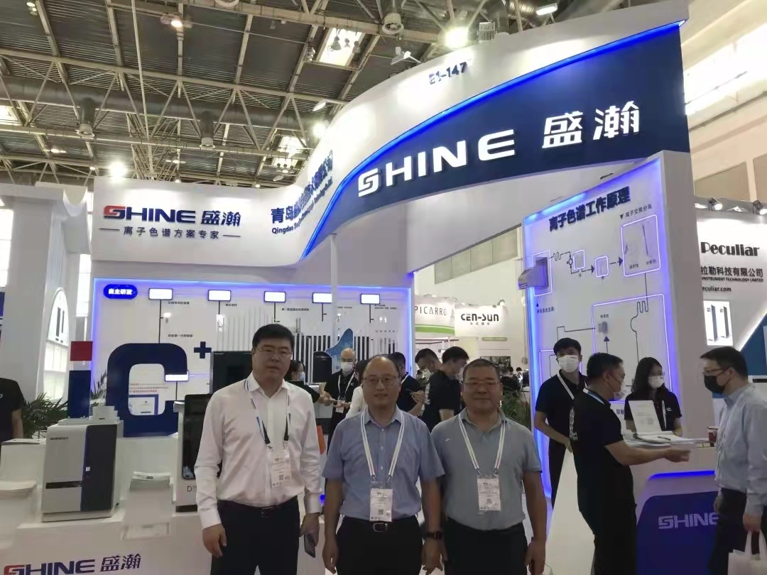 通辽市科学技术局一级调研员刘建新（中）光临展位参观领导