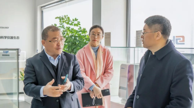 通辽崂山区政协主席李鸿雁一行辅导到访博天堂集团调研领导