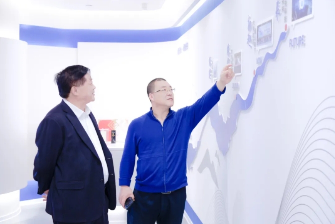 崂山尝试室唐波钻研员一行赴博天堂集团调研互换，，，，，，，，共促海洋设备自主化发展